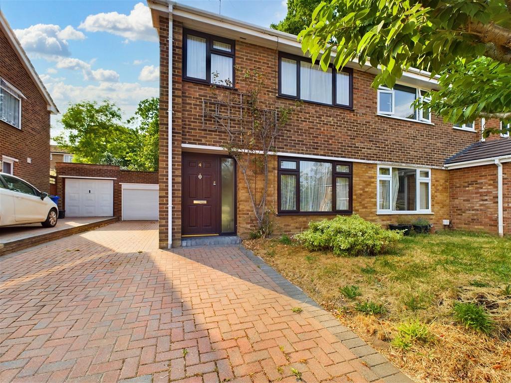 Pennine Way, Farnborough GU14 3 bed semidetached house for sale £385,000