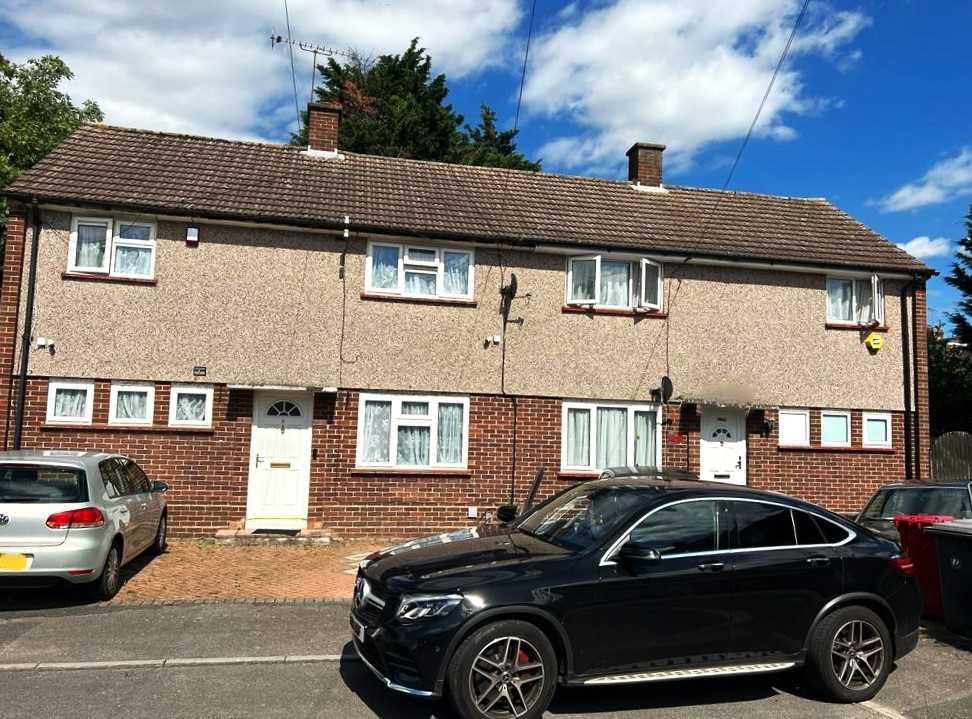 Dashwood Close 3 bed semidetached house £2,300 pcm (£531 pw)