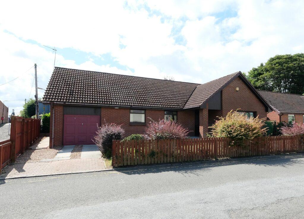 5 Bridge Place, BROXBURN, EH52 5RR 3 bed detached bungalow for sale £
