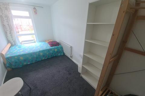 4 bedroom house to rent, Carlton View, Leeds