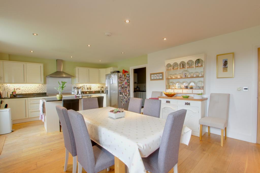 Kitchen / dining room