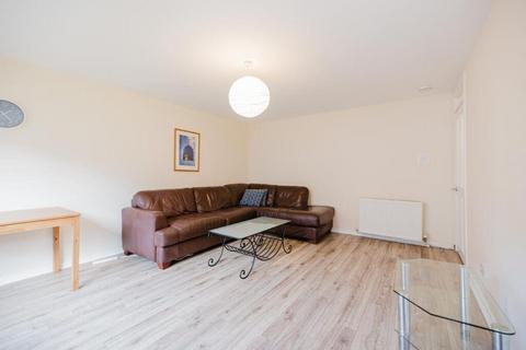3 bedroom flat to rent, 1144L Viewcraig Street, Edinburgh, EH8 9UJ