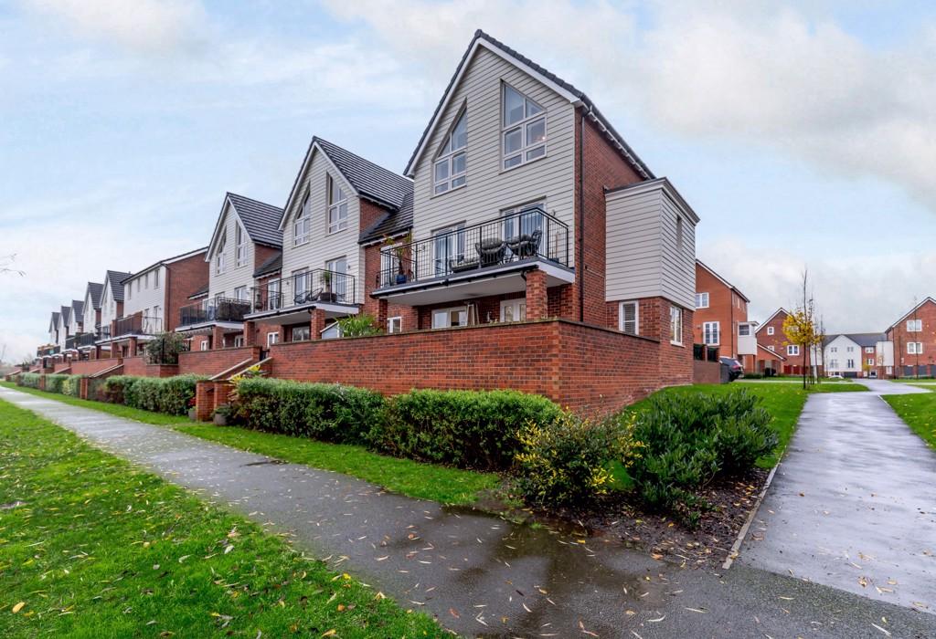 Riverside Way, Castleford, West Yorkshire 4 bed link detached house for