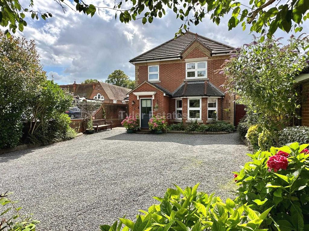Quilters Drive, Billericay CM12 3 bed detached house for sale £580,000