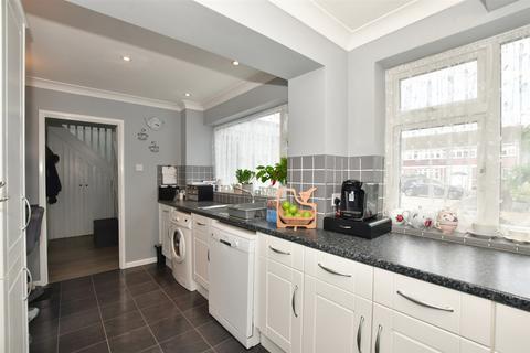 30 Stansted Close, Hornchurch, RM12 5PT