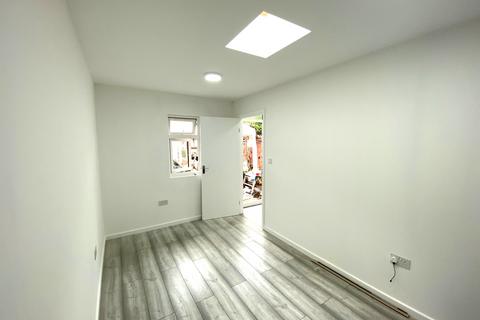 Studio to rent, 262 Kingston Road Ilford IG1 1PG