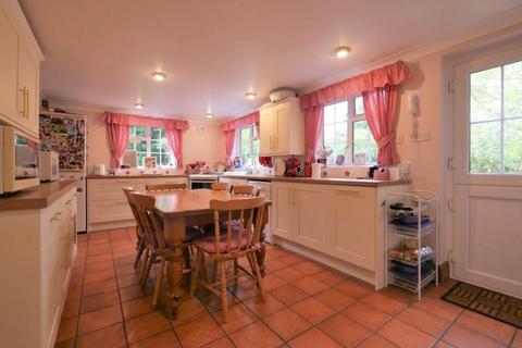 11 Ipswich Road, Holbrook, Ipswich, IP9 2QY