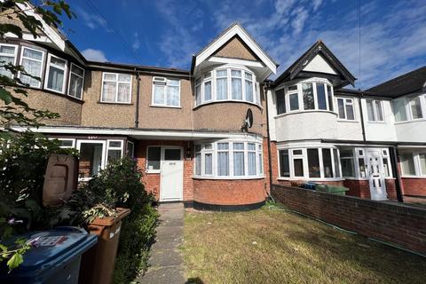 3 bedroom terraced house to rent, Kings Road, Harrow HA2