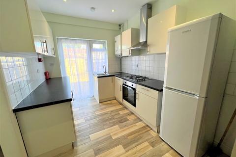 3 bedroom terraced house to rent, Kings Road, Harrow HA2