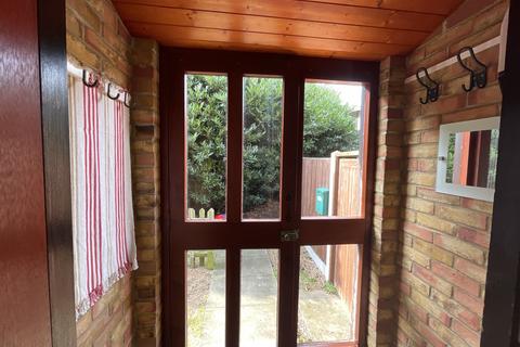 2 bedroom semi-detached house to rent, Friars Mead, E14 3JZ