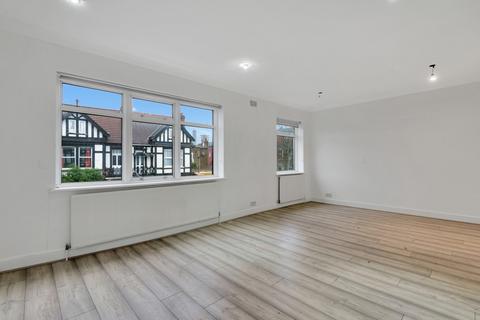 2 bedroom apartment to rent - Highlands Avenue, Acton