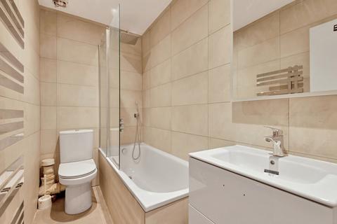 2 bedroom apartment to rent - Highlands Avenue, Acton