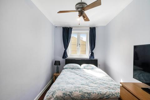 3 bedroom terraced house to rent - Balladier Walk, London