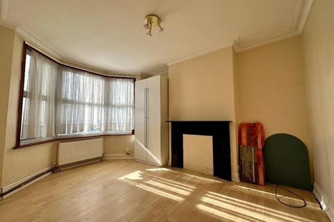 3 bedroom end of terrace house for sale, Swanage Road, Southend on Sea, Essex, SS2 5HY