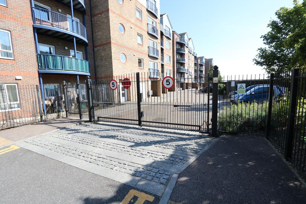 Anchor Court, Grays 2 bed flat £235,000