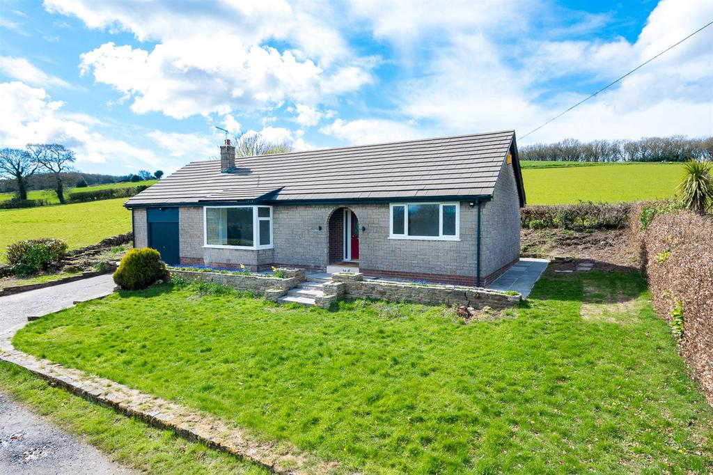 Off Crow Lane, Dalton, Wigan 2 bed detached bungalow £1,500 pcm (£346 pw)