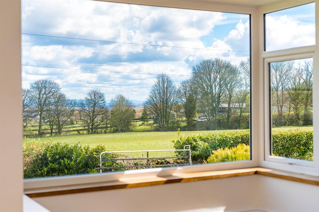 Off Crow Lane, Dalton, Wigan 2 bed detached bungalow £1,500 pcm (£346 pw)