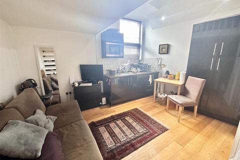 Studio to rent, West End Lane, Inglewood Mansions, London