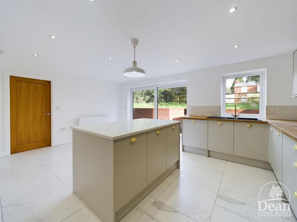 Bromsberrow Heath, Ledbury 4 bed detached house £1,500 pcm (£346 pw)