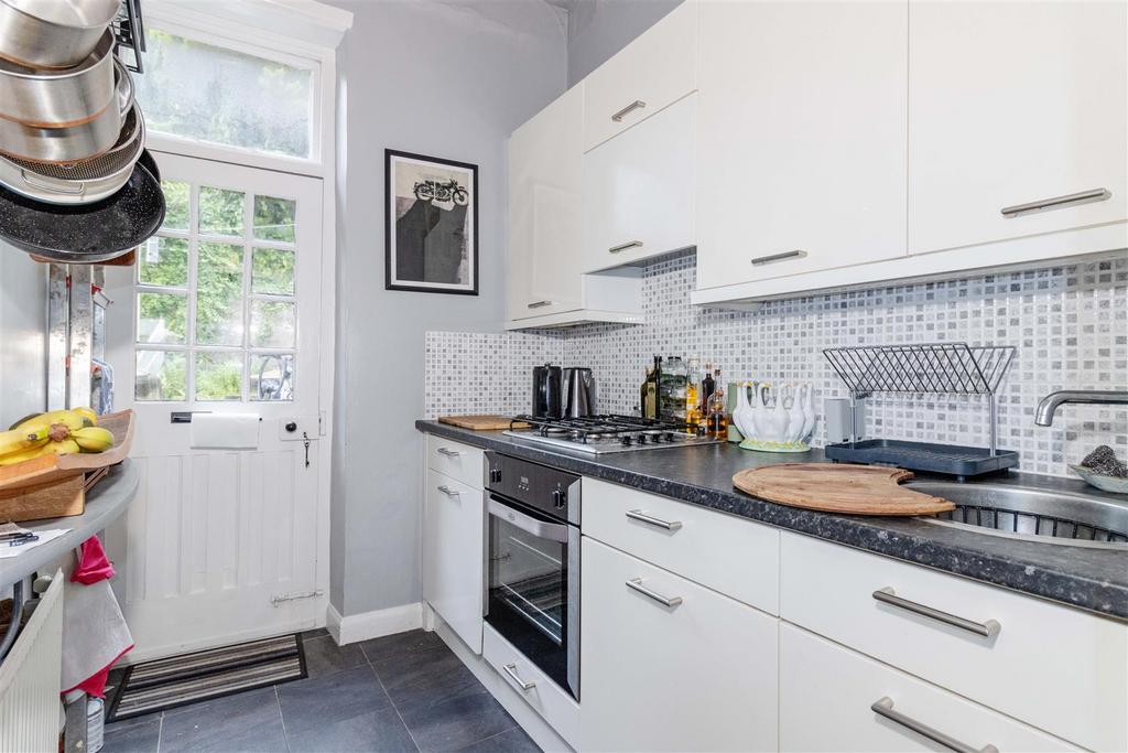 Roundhill Crescent, Brighton 2 bed apartment for sale £385,000