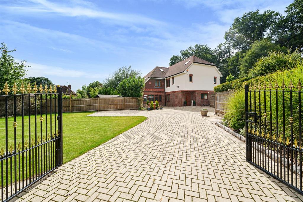 Farmhouse Close, Pyrford 5 bed detached house for sale £1,295,000