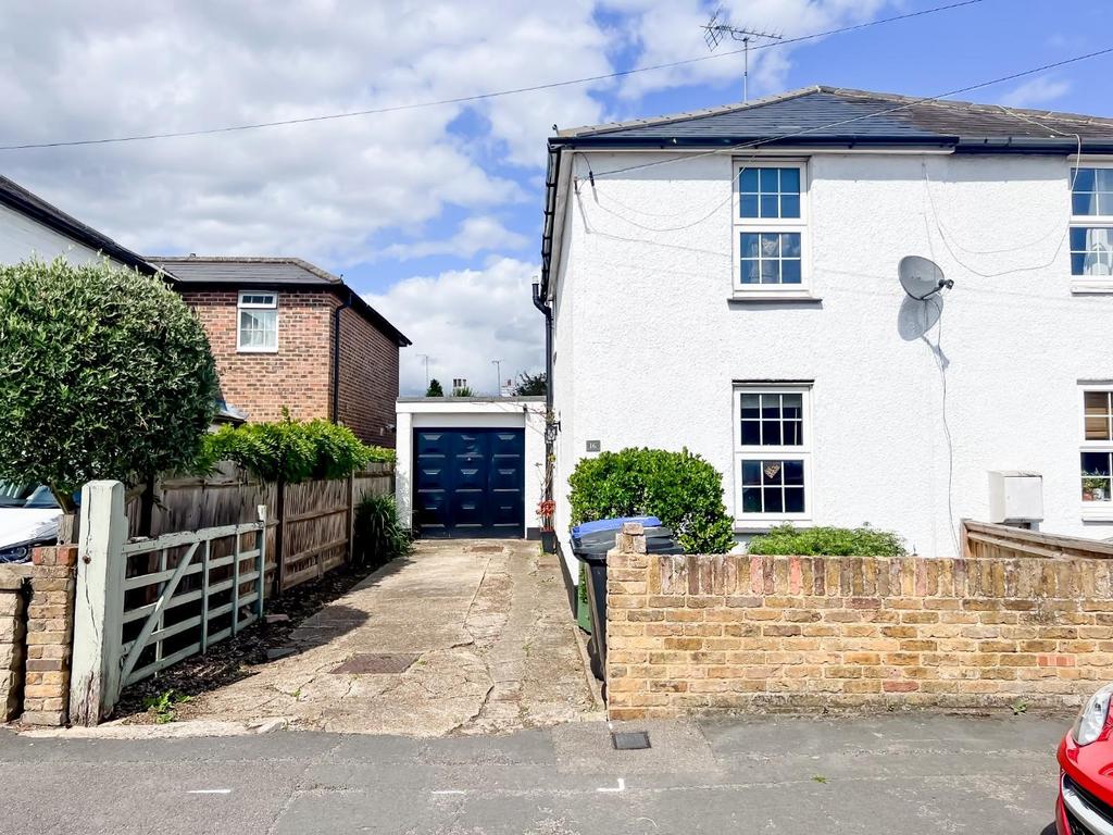 Kings Head Lane, West Byfleet KT14 2 bed semidetached house for sale