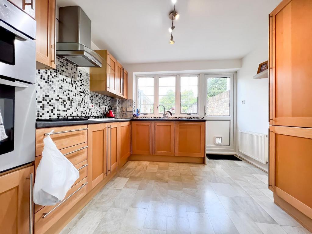 Kings Head Lane, West Byfleet KT14 2 bed semidetached house for sale
