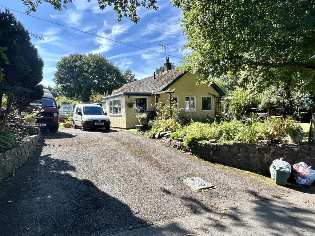 Oakford, Llanarth 3 bed bungalow £250,000
