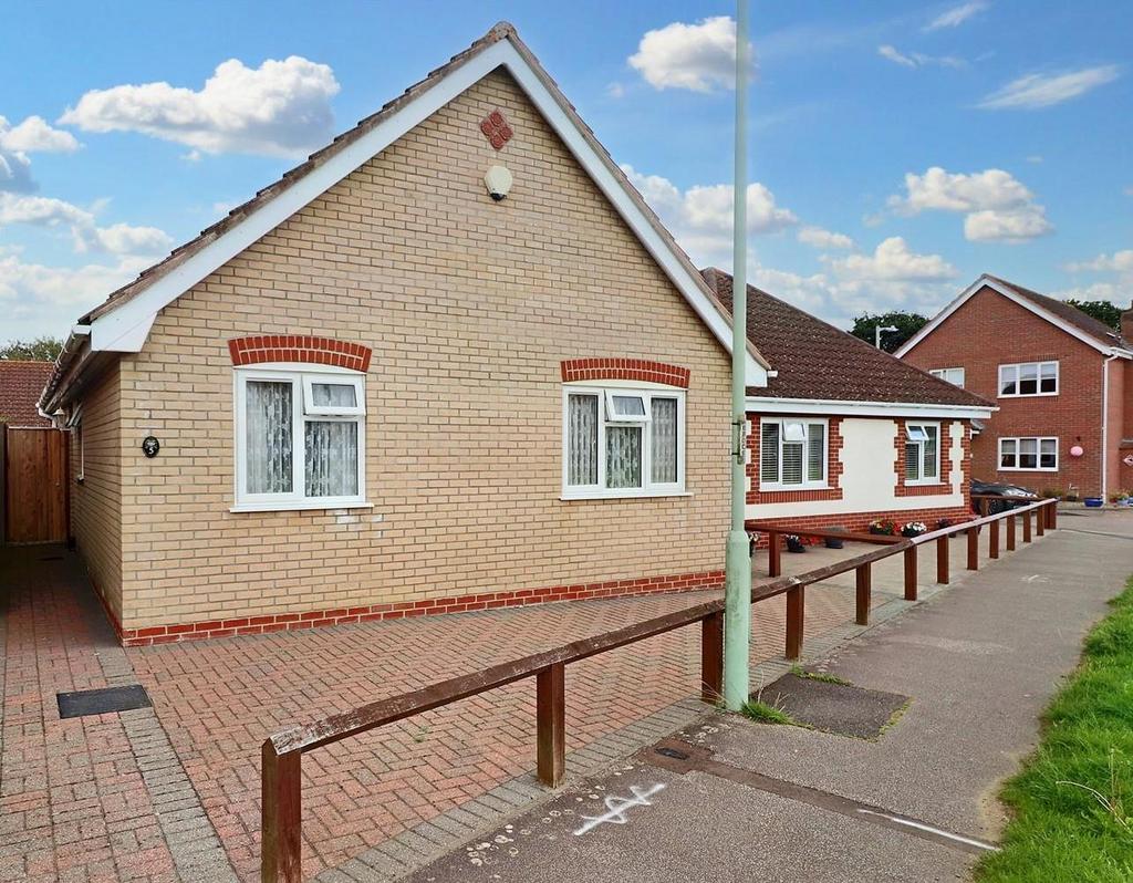 Fallowfields, Lowestoft 3 bed detached bungalow for sale £310,000