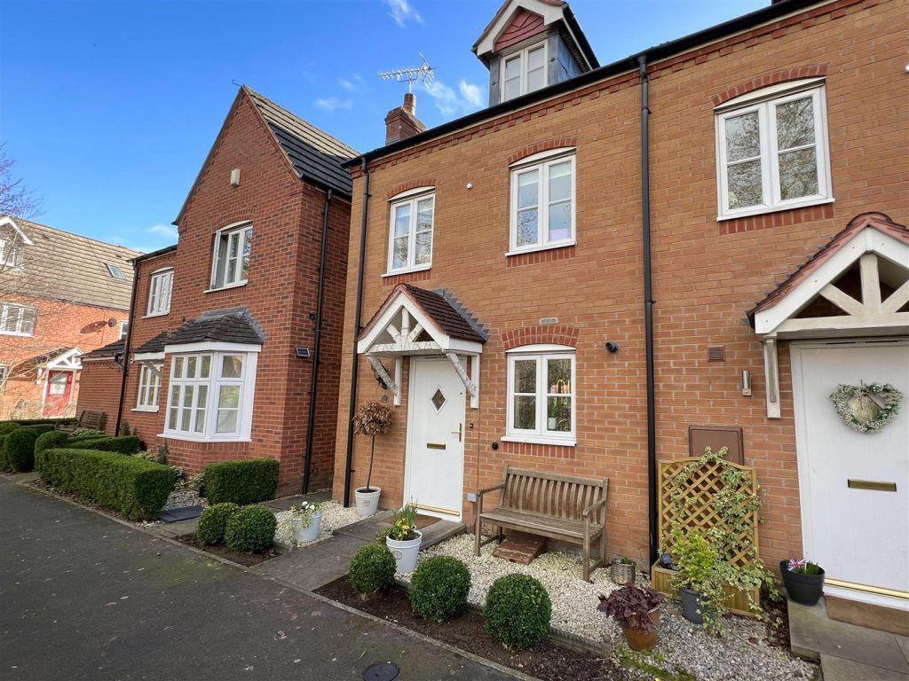 Chestnut Drive, Hagley Stourbridge 3 bed townhouse £1,200 pcm (£277 pw)