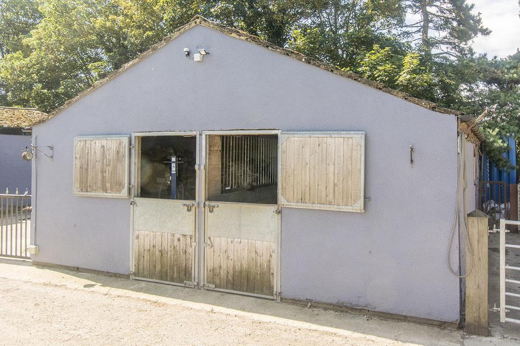 Stable Block &amp; Tack Room  / Gym