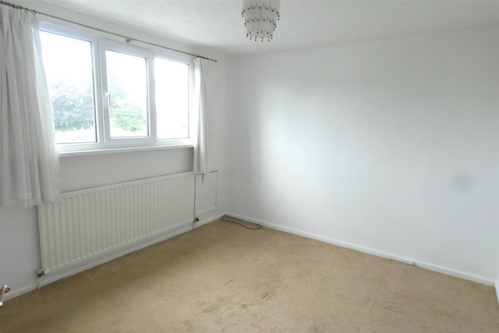 Ness Grove, Cheadle, StokeOnTrent 3 bed detached house for sale £