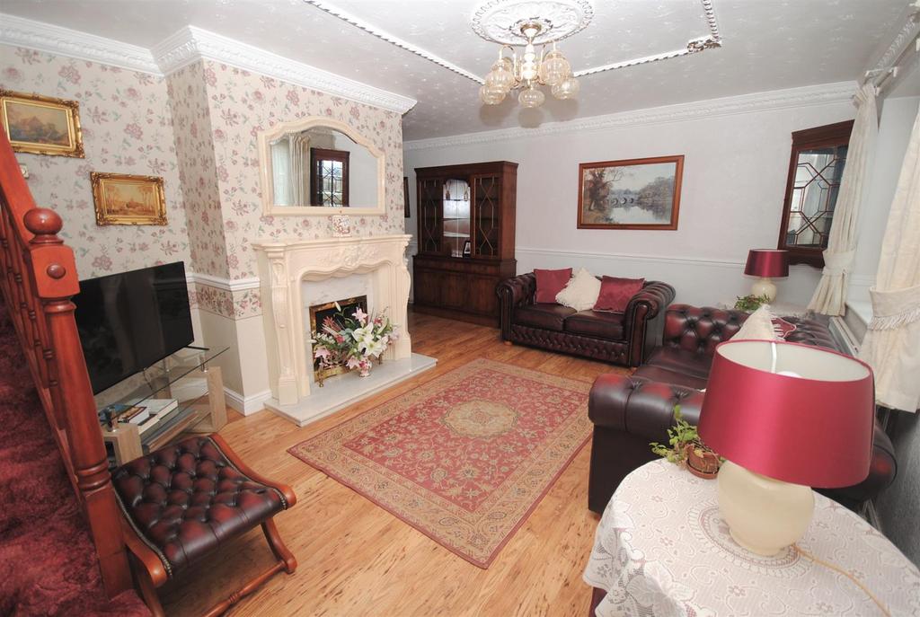 Drive, Kippax, Leeds 3 bed detached house for sale £280,000