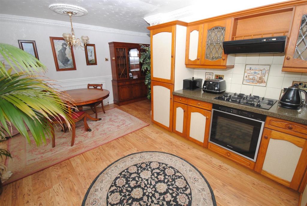 7moorgatedrivekitchen2.JPG