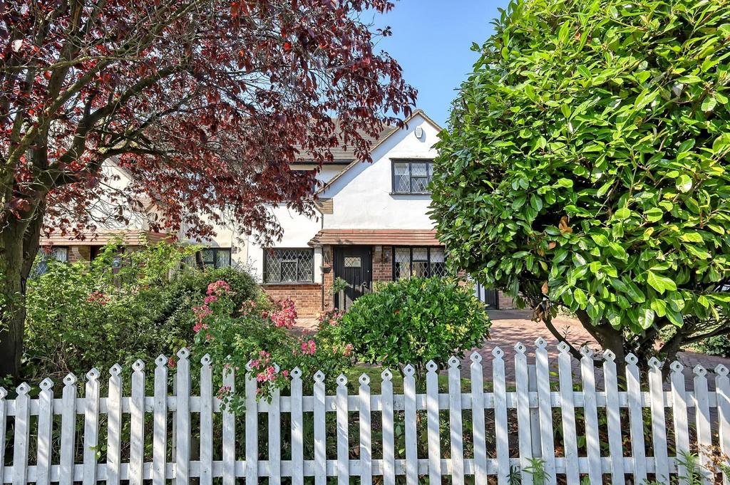 Grange Crescent, Chigwell 3 bed semidetached house for sale £850,000