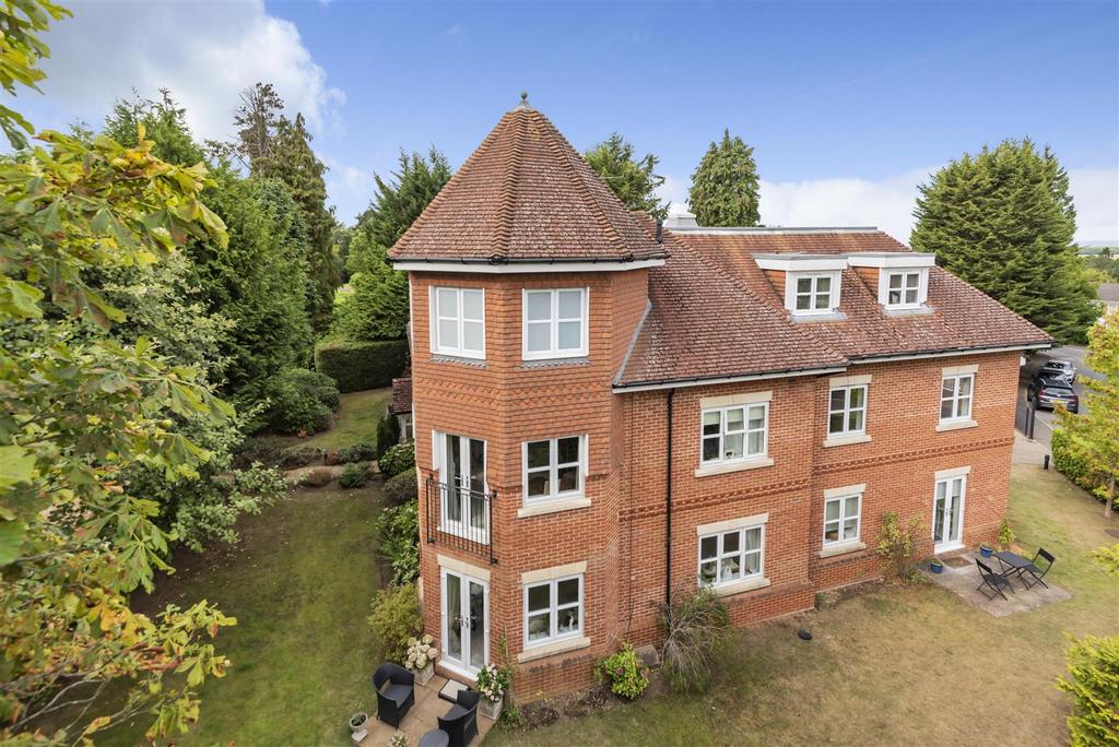The Avenue, Tadworth 2 bed flat £425,000