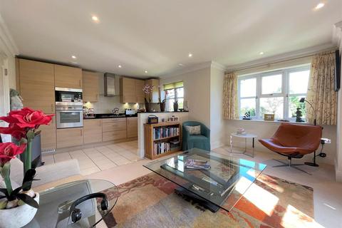2 bedroom flat for sale - The Avenue, Tadworth