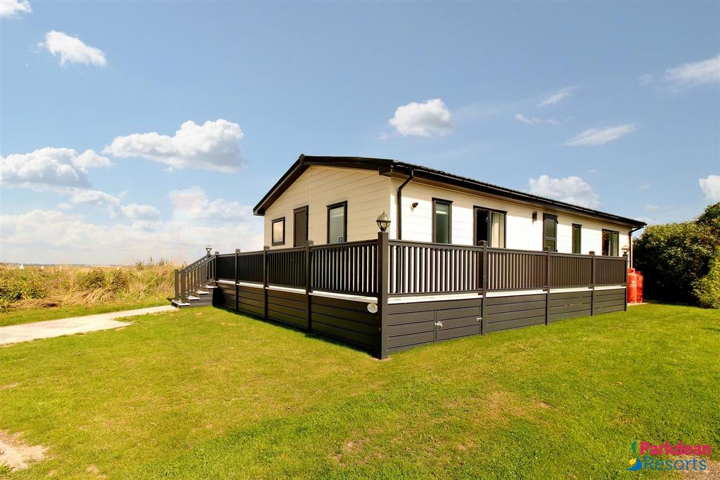 Hall Lane, Walton On The Naze 2 bed park home for sale £199,995