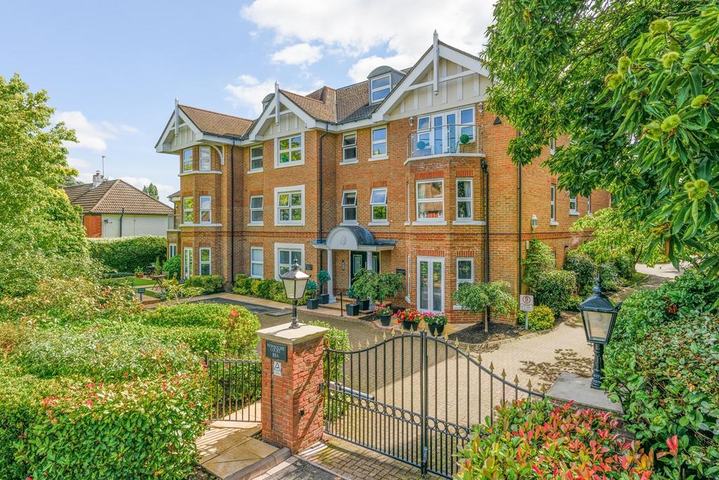 Oatlands Drive, Weybridge, KT13 2 bed apartment for sale £489,950