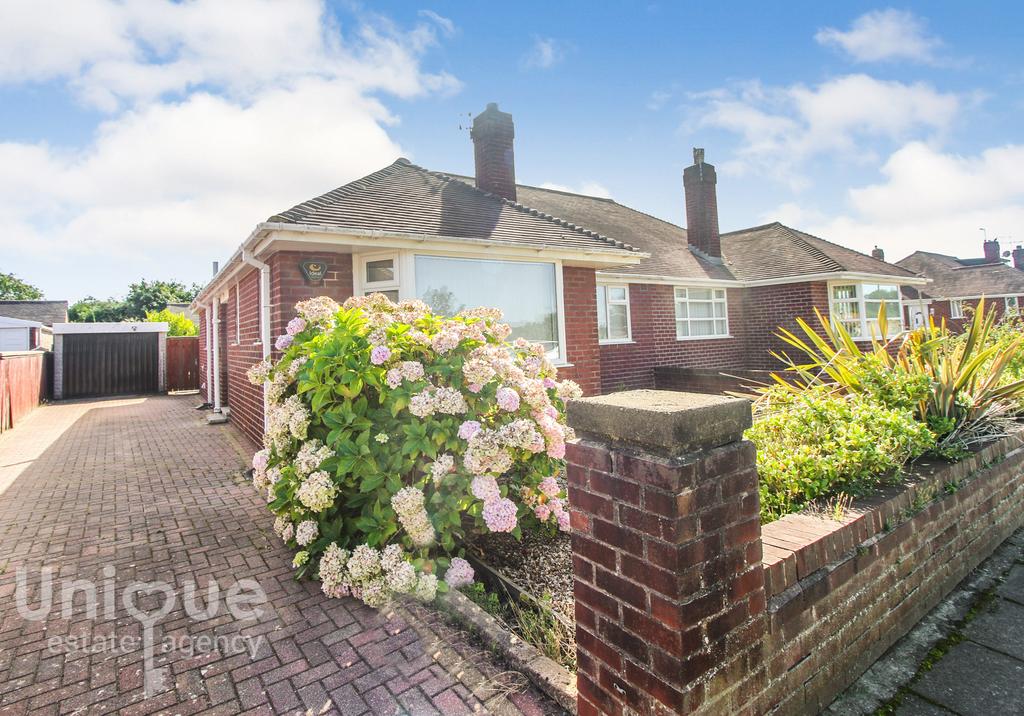 Highbury Road East, Lytham St. Annes, FY8 2 bed bungalow for sale £