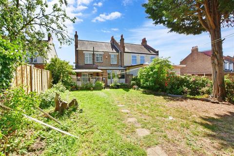 62 Endlebury Road, London, E4 6QG