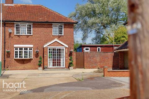 6 Ellmore Close, Romford, RM3 7DA