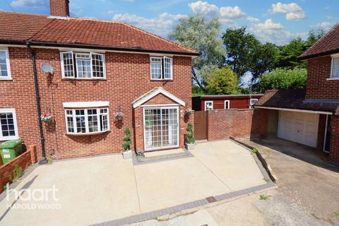 6 Ellmore Close, Romford, RM3 7DA
