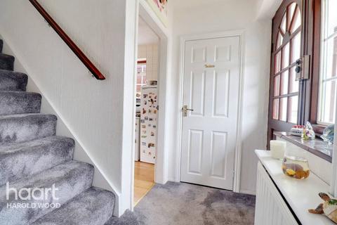 6 Ellmore Close, Romford, RM3 7DA