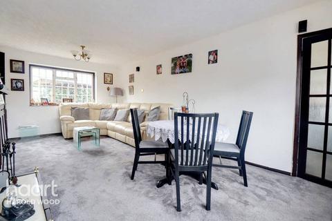 6 Ellmore Close, Romford, RM3 7DA