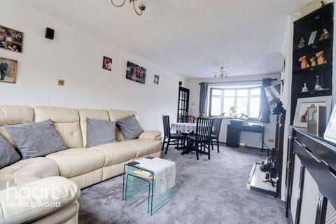 6 Ellmore Close, Romford, RM3 7DA