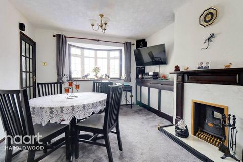 6 Ellmore Close, Romford, RM3 7DA