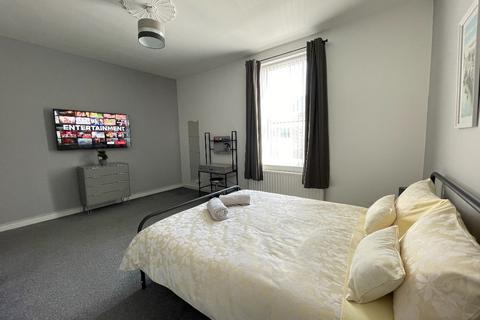 4 bedroom apartment to rent, Jackson Street, North Shields.  * HOLIDAY LET APARTMENT  *