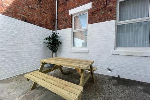 2 bedroom flat to rent - Belford Terrace, North Shields.  *  HOLIDAY LET APARTMENT *