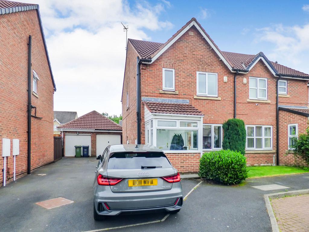 Thornhill Close, Dunston, Gateshead, Tyne and Wear, NE11 9SH 3 bed semi